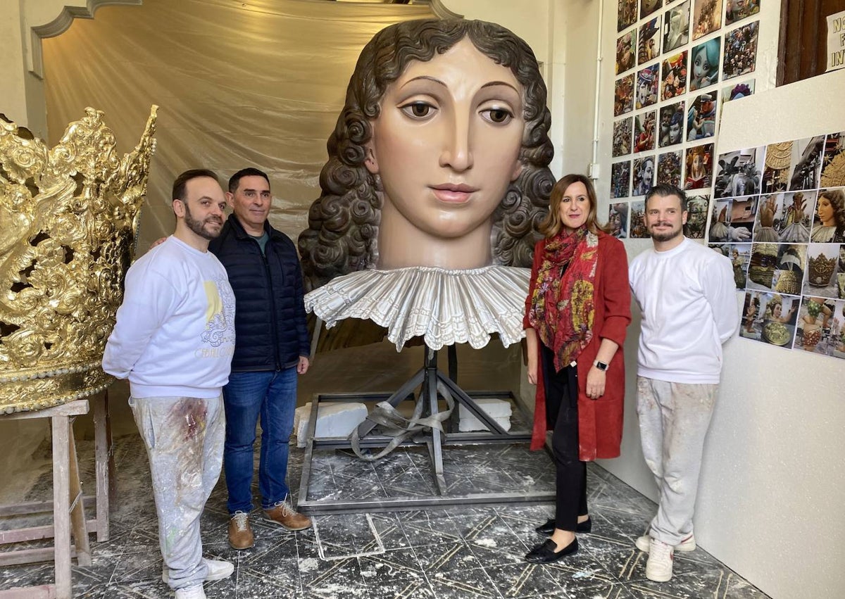 Imagen secundaria 1 - Catalá aplicando el pan de oro; posado junto a Ceballos, Santaeulalia y Sanabria y el concejal Santiago Ballester y la alcaldesa, escuchando la explicación de la restauración.