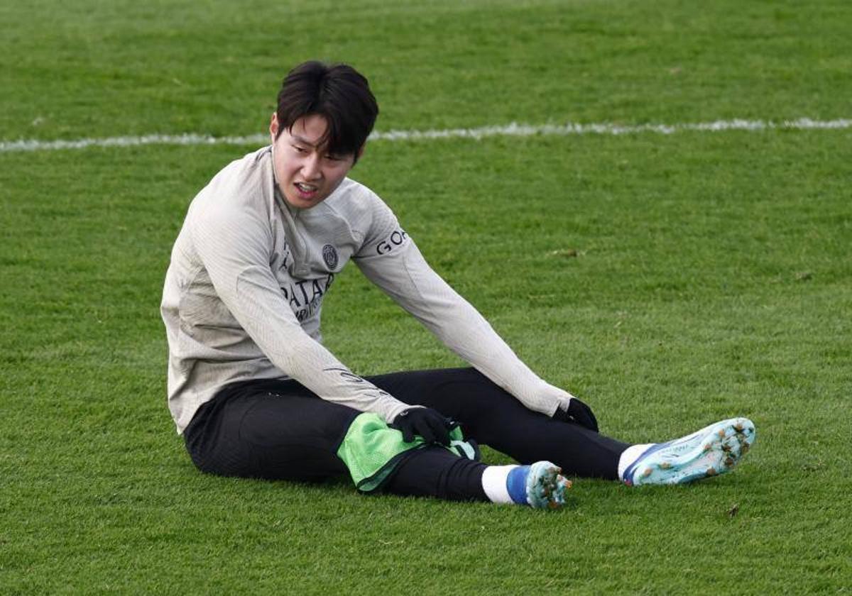 Kang-In Lee, en un entrenamiento con el PSG.