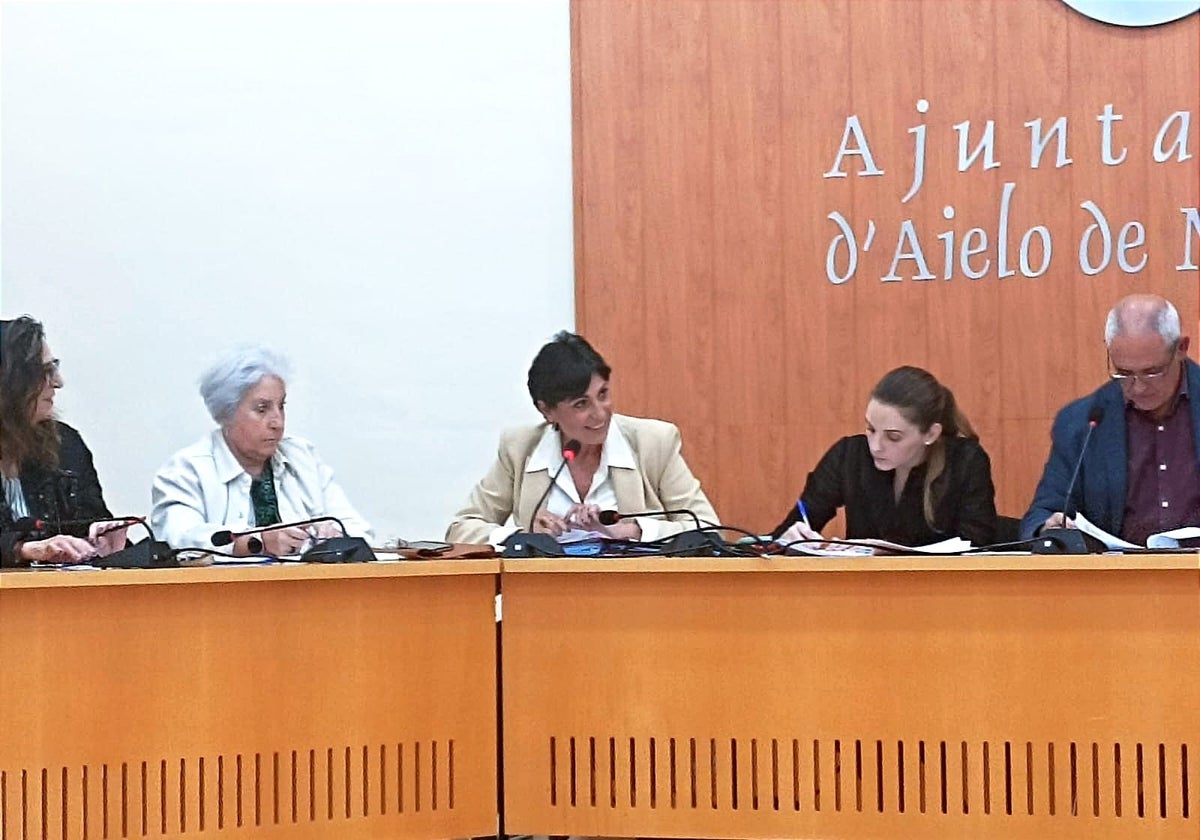 La portavoz del PP en el Ayuntamiento de Aielo, en un momento de su intervención en el pleno.