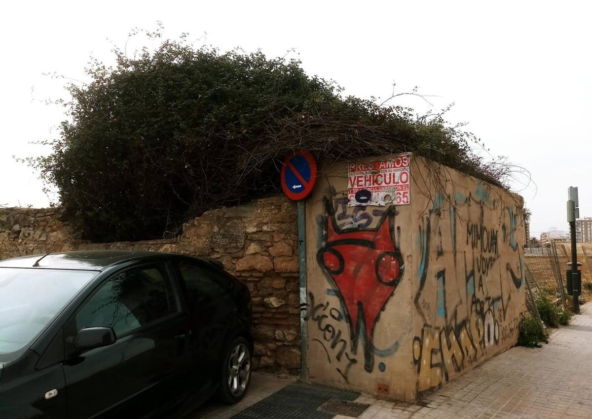 Imagen secundaria 1 - El abandono y las pintadas se adueñan del entorno de San Miguel de los Reyes