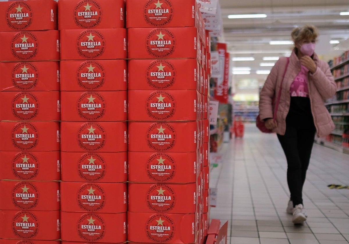 Productos de Estrella Damm en un supermercado.