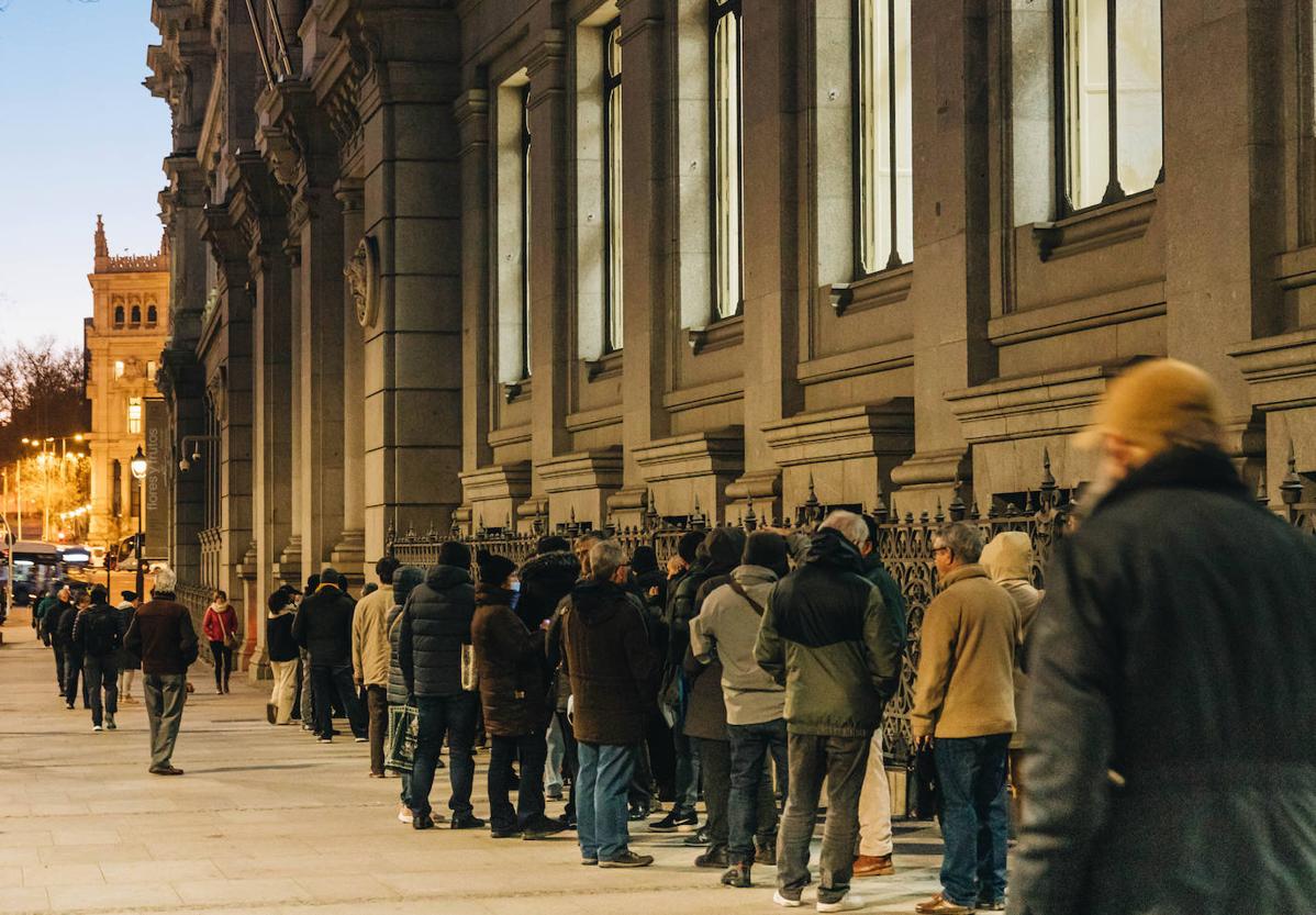 Decenas de personas hacen cola para contratar Letras del Tesoro en el Banco de España el pasado año.