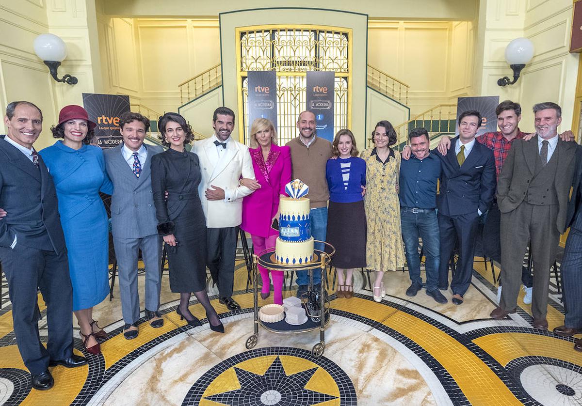 Reparto de la serie.