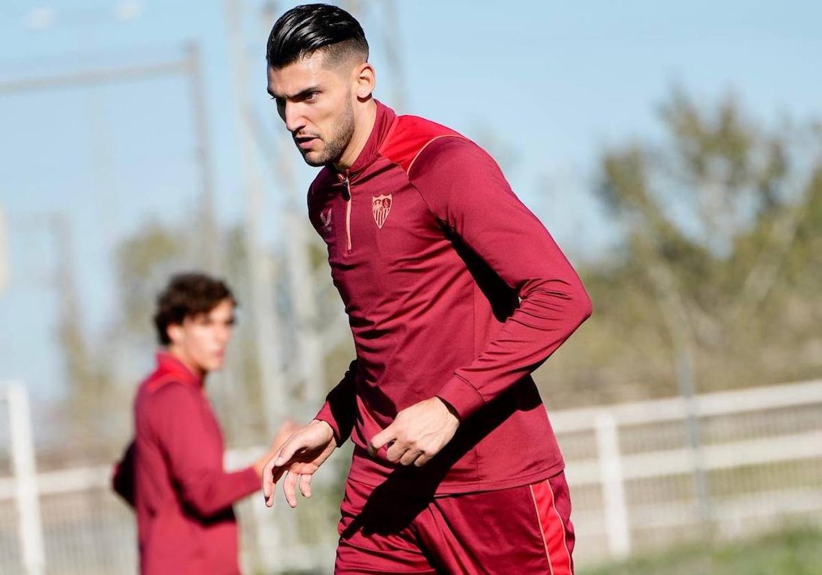 Rafa Mir, durante un entrenamiento con el Sevilla.