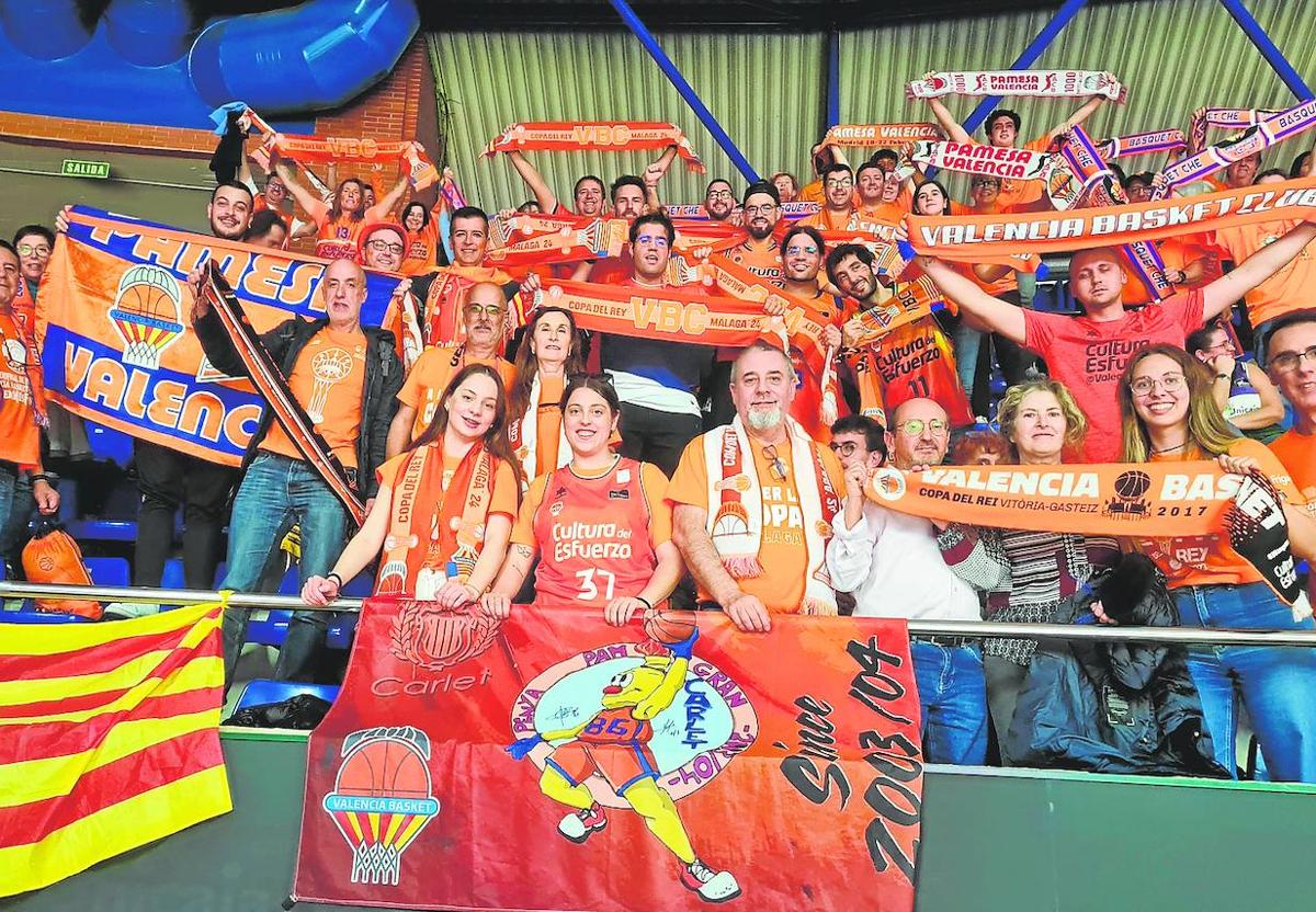 La afición del Valencia Basket dio color taronja a las gradas del Martín Carpena.