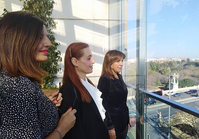 Tres de las juristas mediadoras en conflictos vecinales miran la ciudad de Valencia desde el Colegio de Abogados.