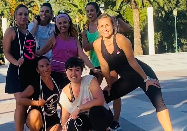 Tatiana Benavent, a la izquierda, con sus alumnas de la Pobla de Vallbona.