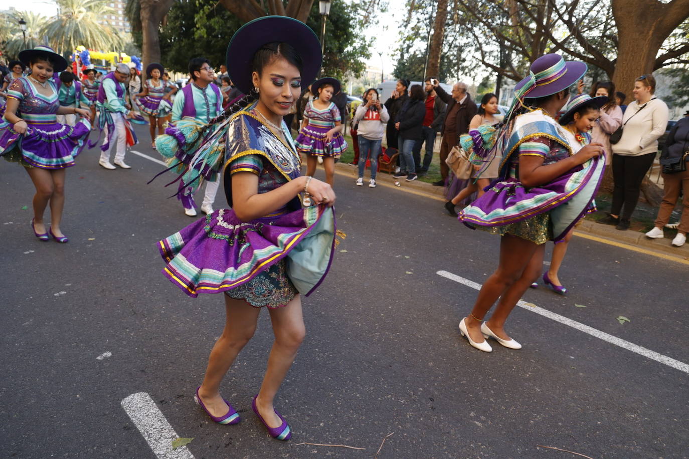 El desfile de carnaval revoluciona las calles de Ruzafa