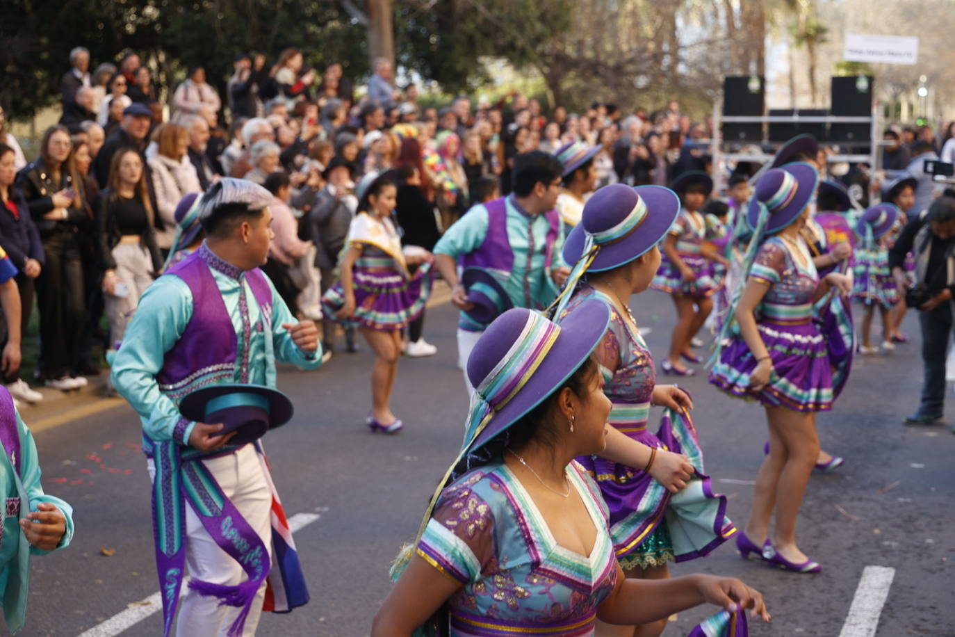 El desfile de carnaval revoluciona las calles de Ruzafa