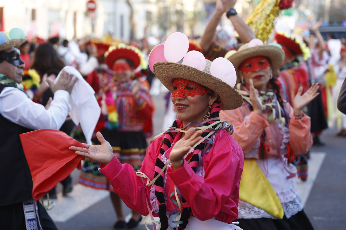 El desfile de carnaval revoluciona las calles de Ruzafa