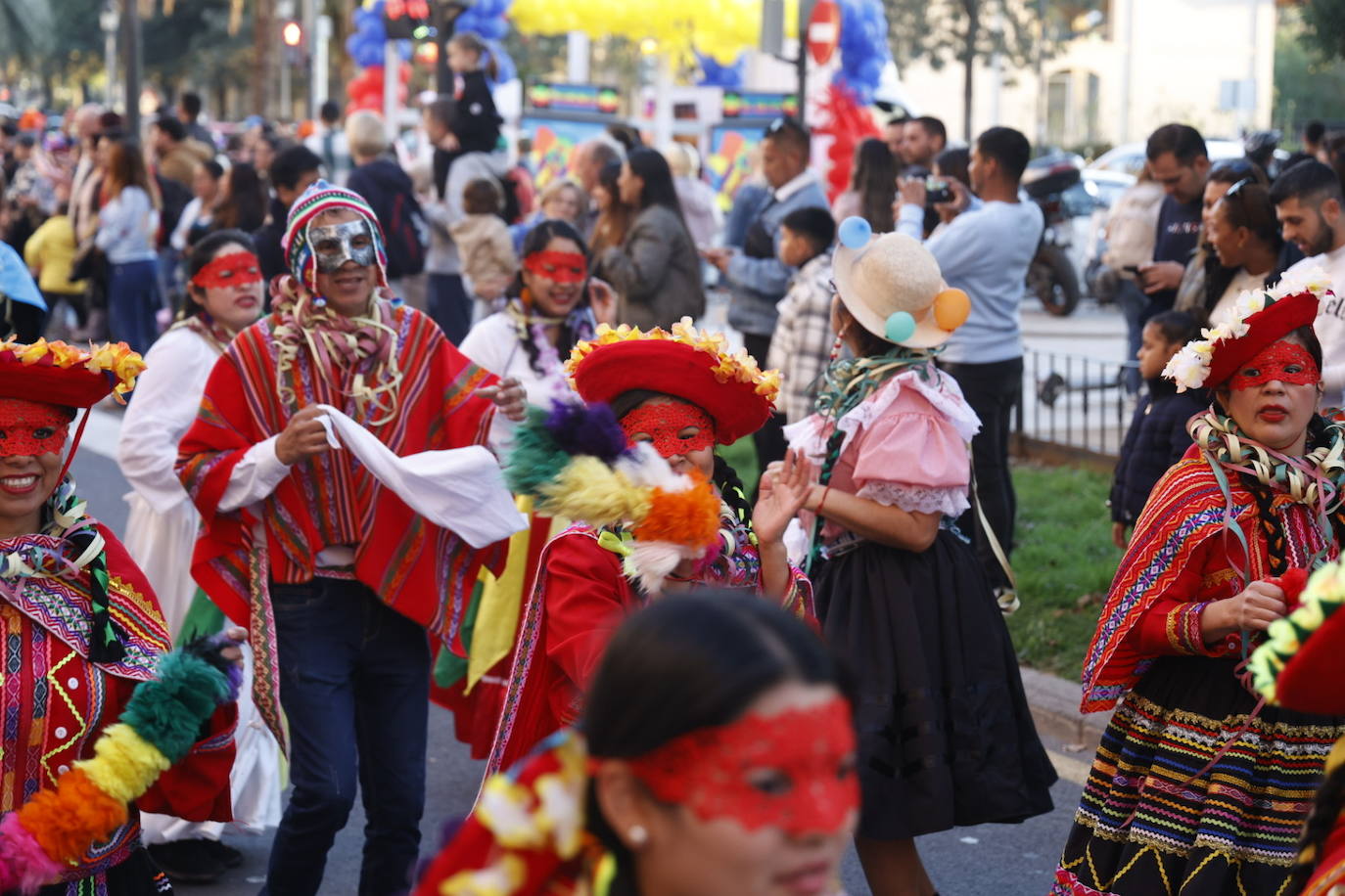 El desfile de carnaval revoluciona las calles de Ruzafa