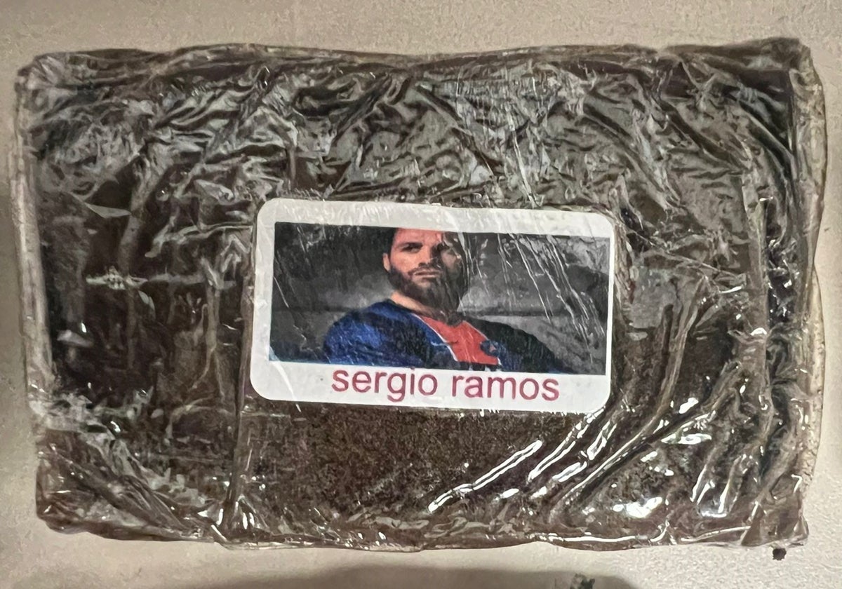 Una de las tabletas de hachís con la foto de Sergio Ramos.