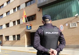 Un policía junto a la comisaría de Alzira.