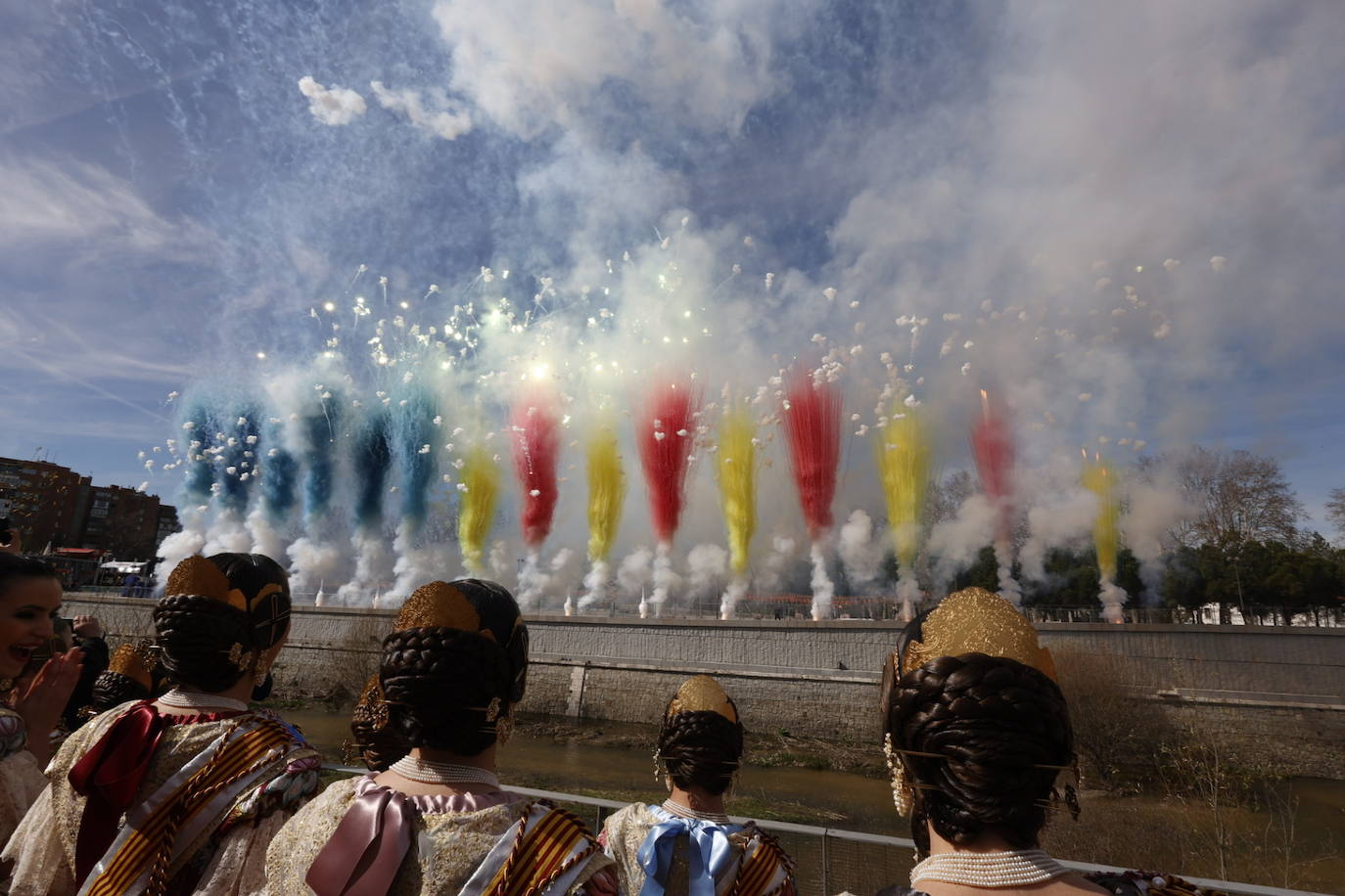 Fotos: Espectacular mascletà en Madrid con llenazo en Puente del Rey