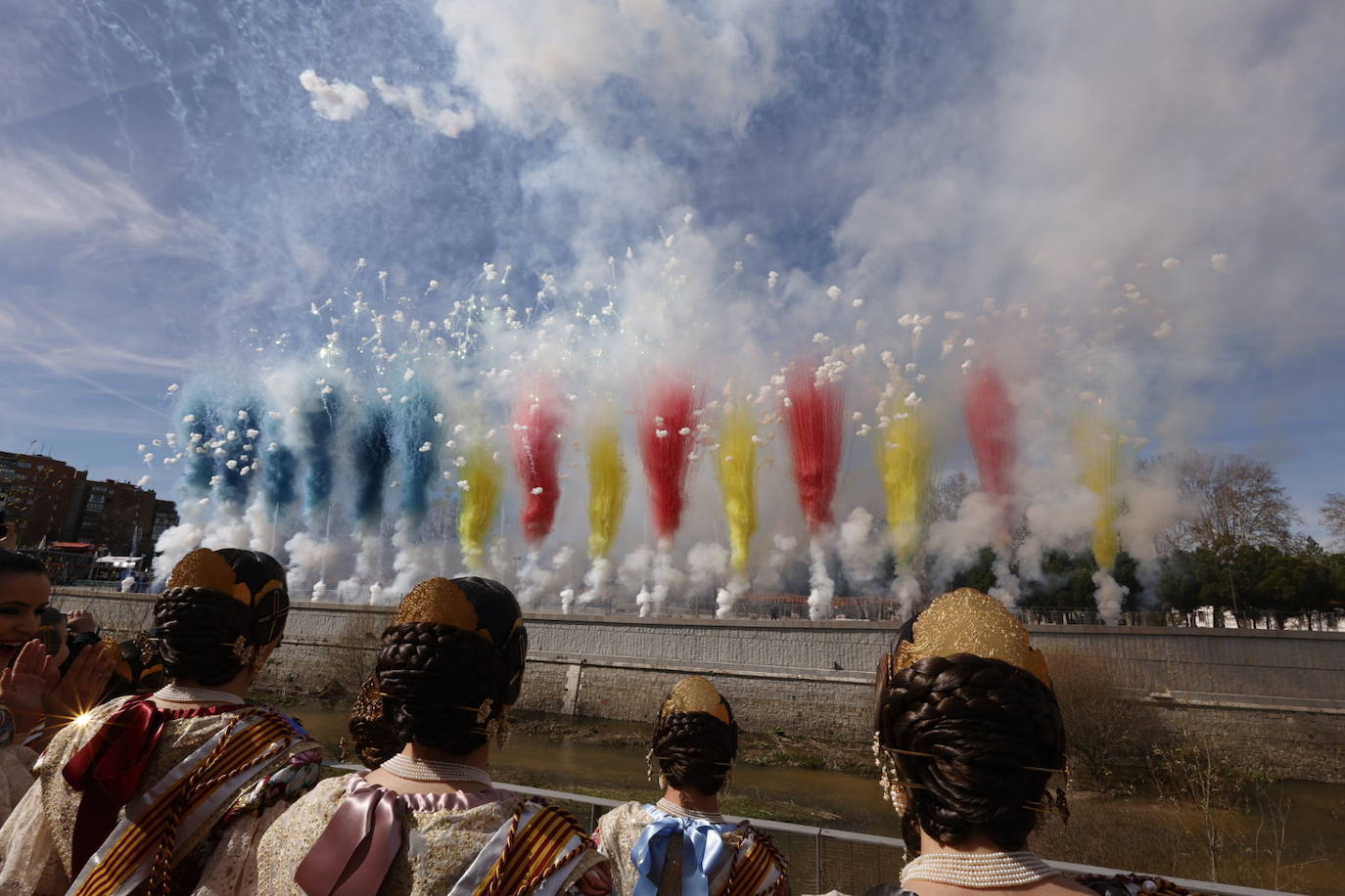 Fotos: Espectacular mascletà en Madrid con llenazo en Puente del Rey