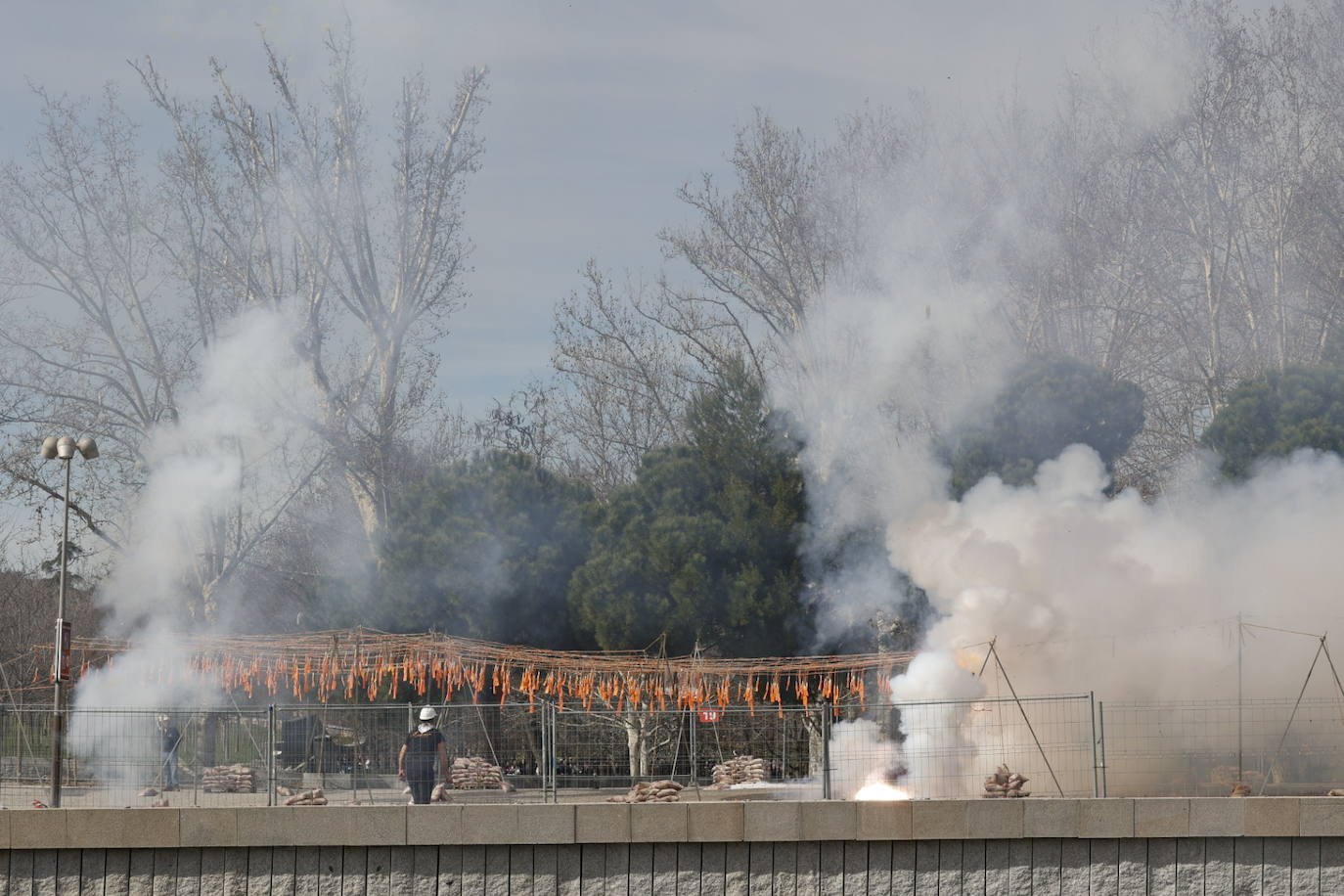 Fotos: Espectacular mascletà en Madrid con llenazo en Puente del Rey