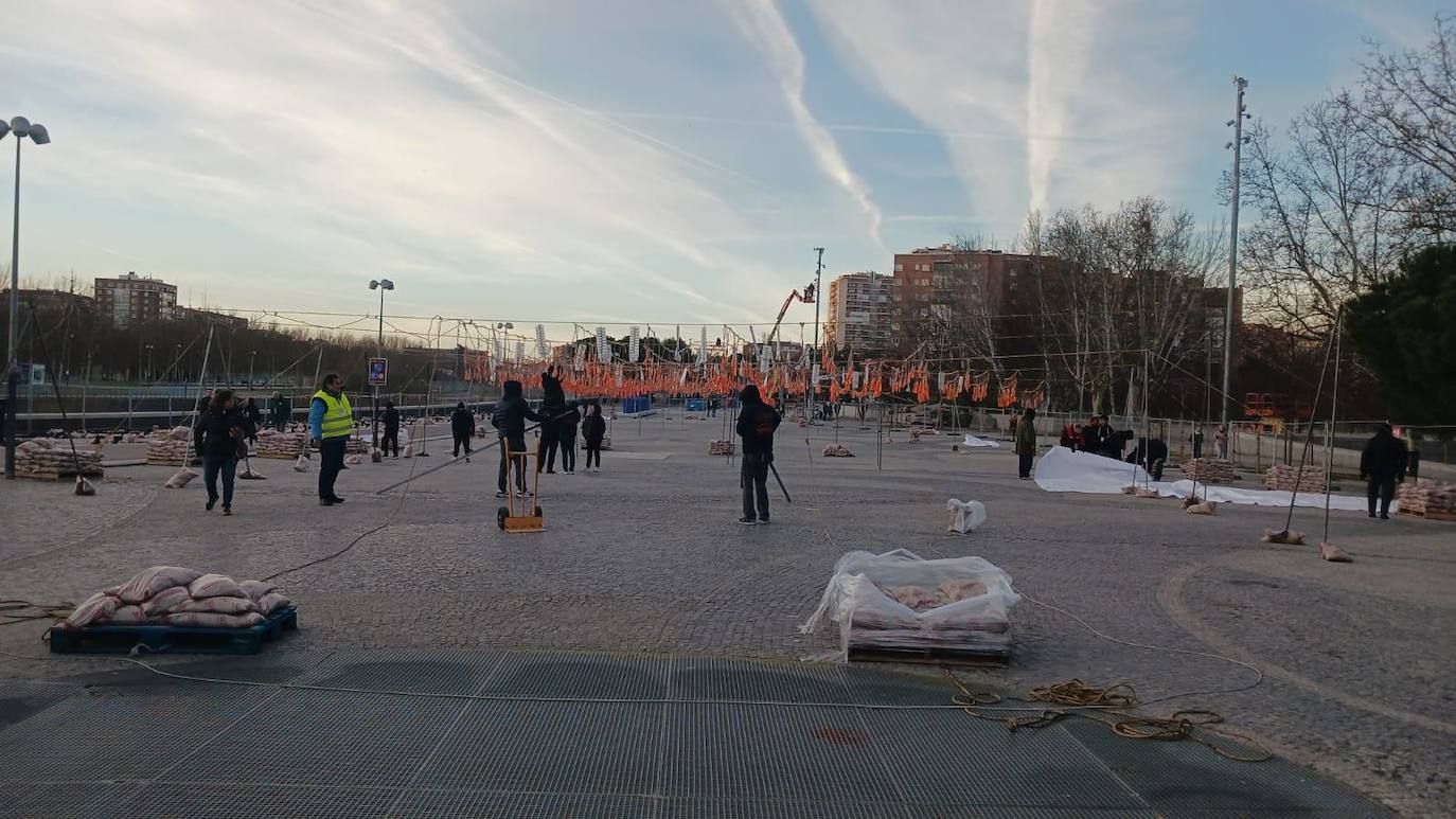 Los 300 kilos de pólvora ya están listos para ser disparados en el Puente del Rey de Madrid