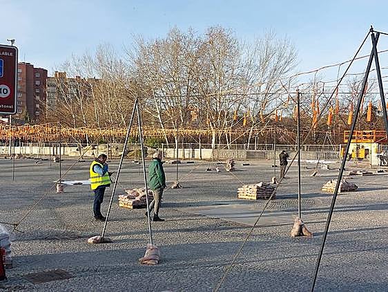 Los 300 kilos de pólvora ya están listos para ser disparados en el Puente del Rey de Madrid