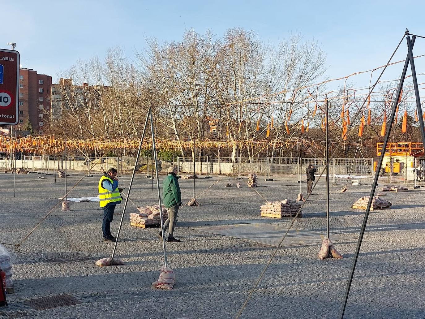 Los 300 kilos de pólvora ya están listos para ser disparados en el Puente del Rey de Madrid