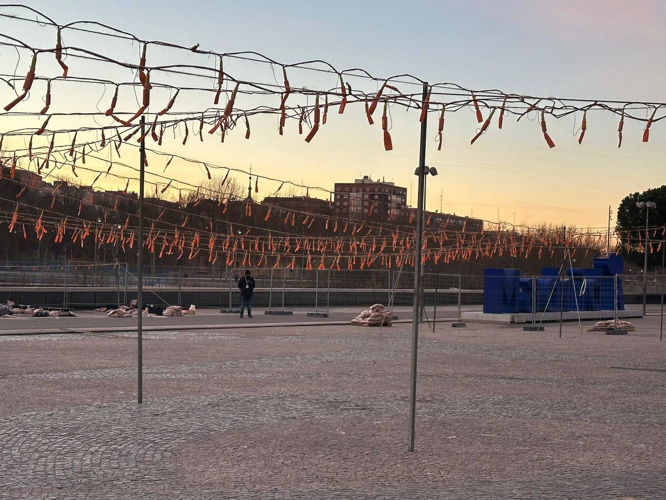 Los 300 kilos de pólvora ya están listos para ser disparados en el Puente del Rey de Madrid