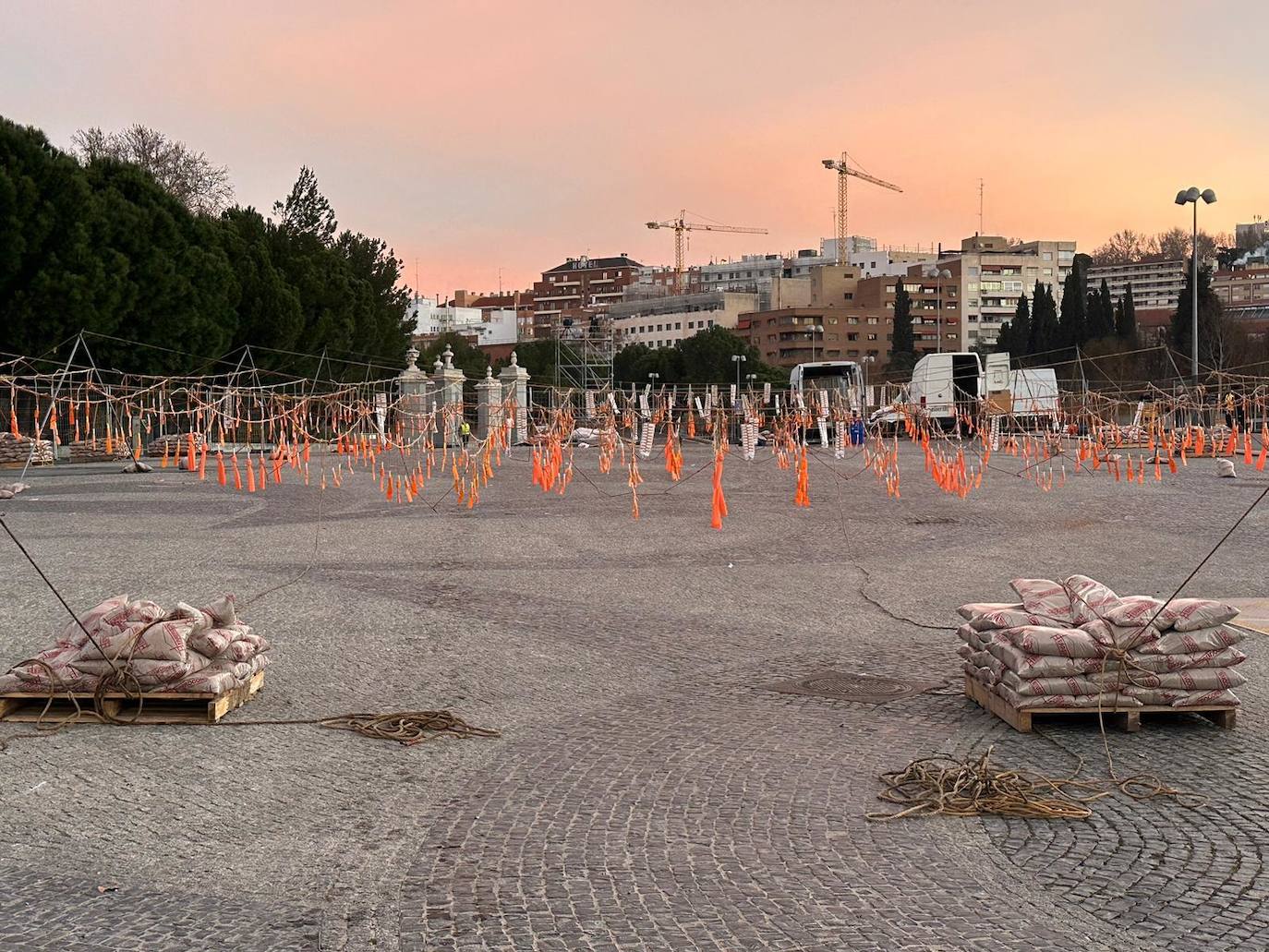 Los 300 kilos de pólvora ya están listos para ser disparados en el Puente del Rey de Madrid