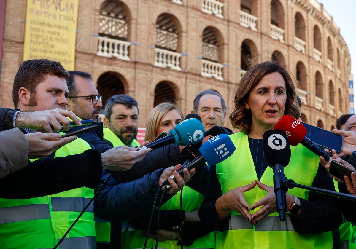 La alcaldesa Maria José Catalá atiende a los medios