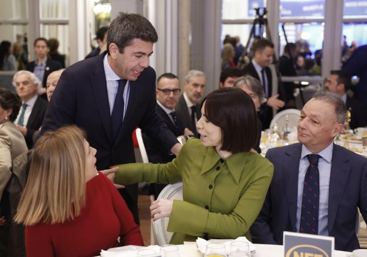 Mazón saluda a Morant durante un acto en Madrid.