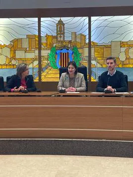 Los diputados populares con la alcaldesa de Carlet.