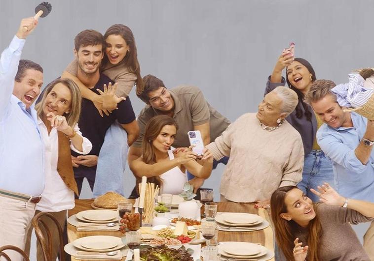 María Pombo (c) junto a su marido Pablo Castellano y el resto de la familia.