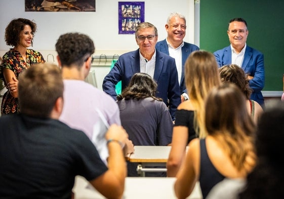 El conseller José Antonio Rovira, en un instituto durante el primer día del curso.