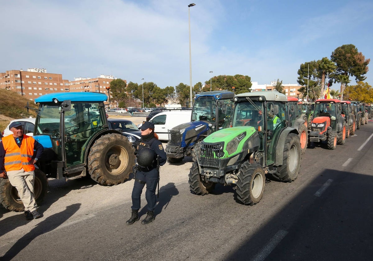 Tractores en un polígono de Valencia.