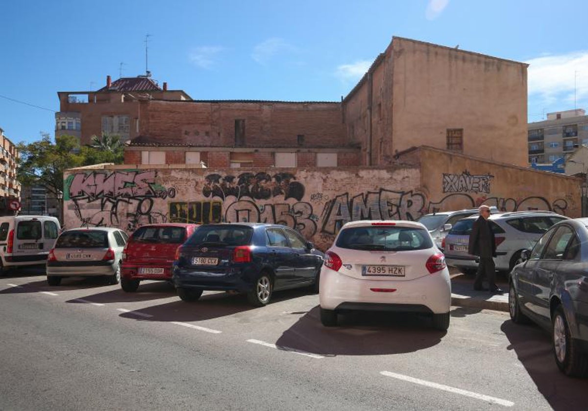 La alquería, rodeada de coches, en el barrio de Nou Moles.