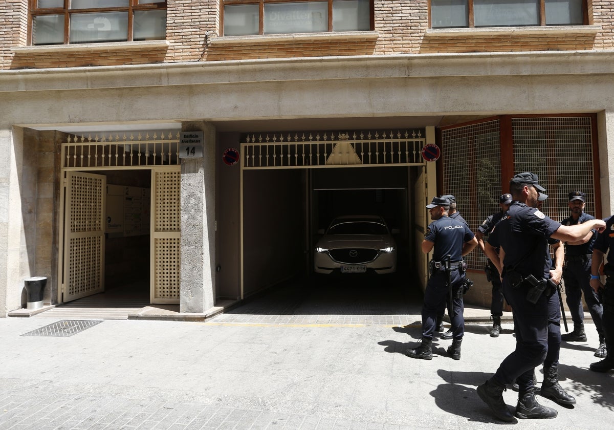 Registro policial en la sede de Divalterra.