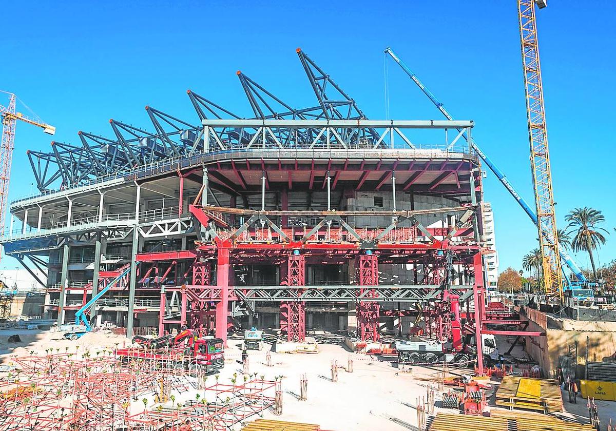 Aspecto del exterior del pabellón Roig Arena, aún en obras.