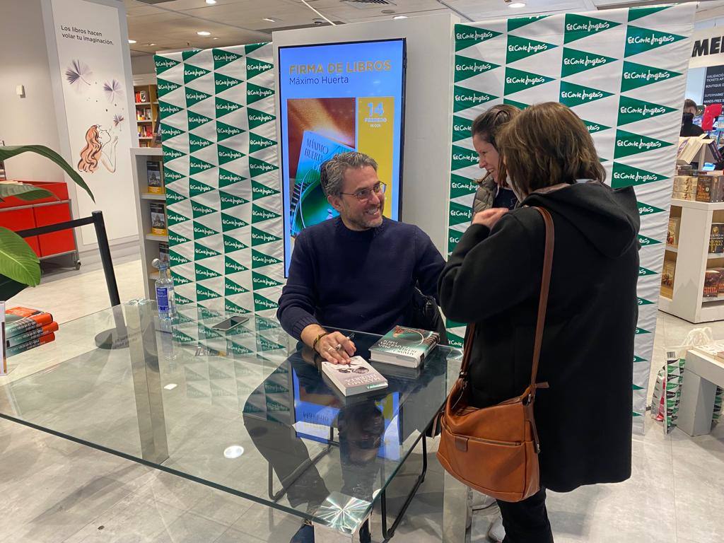 Máximo Huerta, firmando libros en El Corte Inglés.