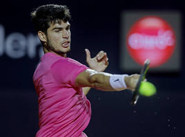 Carlos Alcaraz devuelve una bola en el ATP 500 de Río, el año pasado.