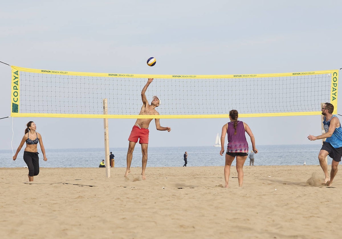 Unos jóvenes juegan a voley en la Malvarrosa el pasado diciembre.