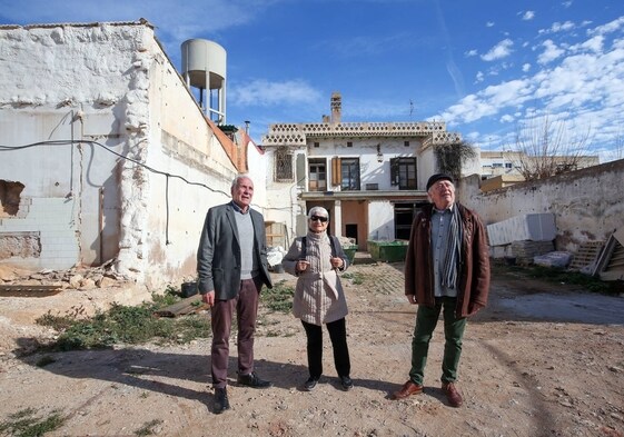 El arquitecto Juan Ballester, la profesora Goya Gil y el economista Martín García, socios de Resistir, en el espacio que ocupará su futuro hogar, el bloque de viviendas colaborativas de 'Conviure' en Godella.