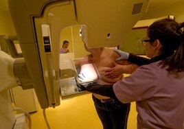 Realización de una mamografía a una mujer.