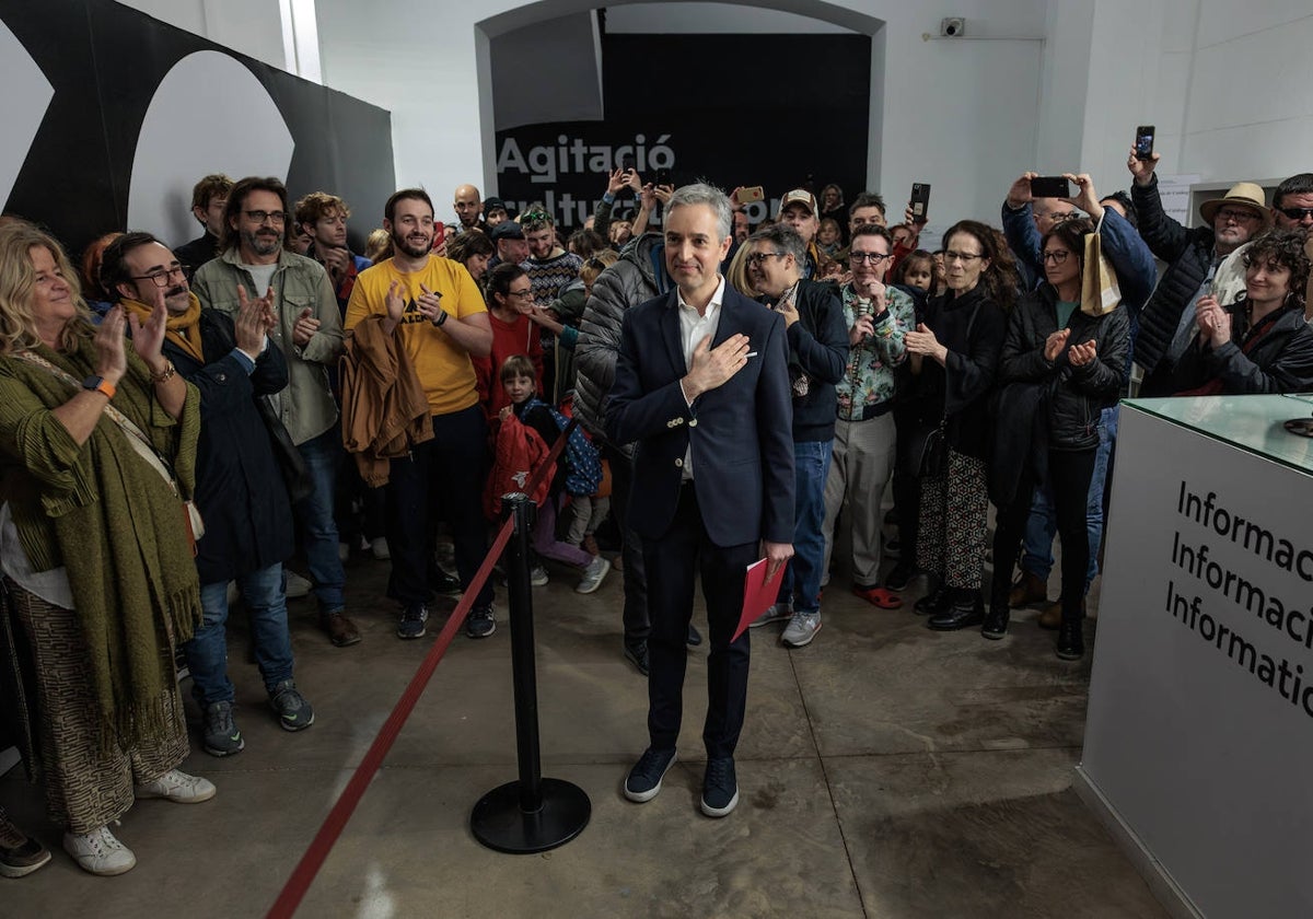 El exdirector del Centro del Carmen y del Consorcio de Museos, José Luis Pérez Pont, durante la protesta que se convocó a las puertas del museo contra su despido.