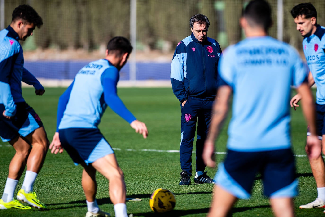 Felipe Miñambres, observando a sus jugadores, en Buñol.