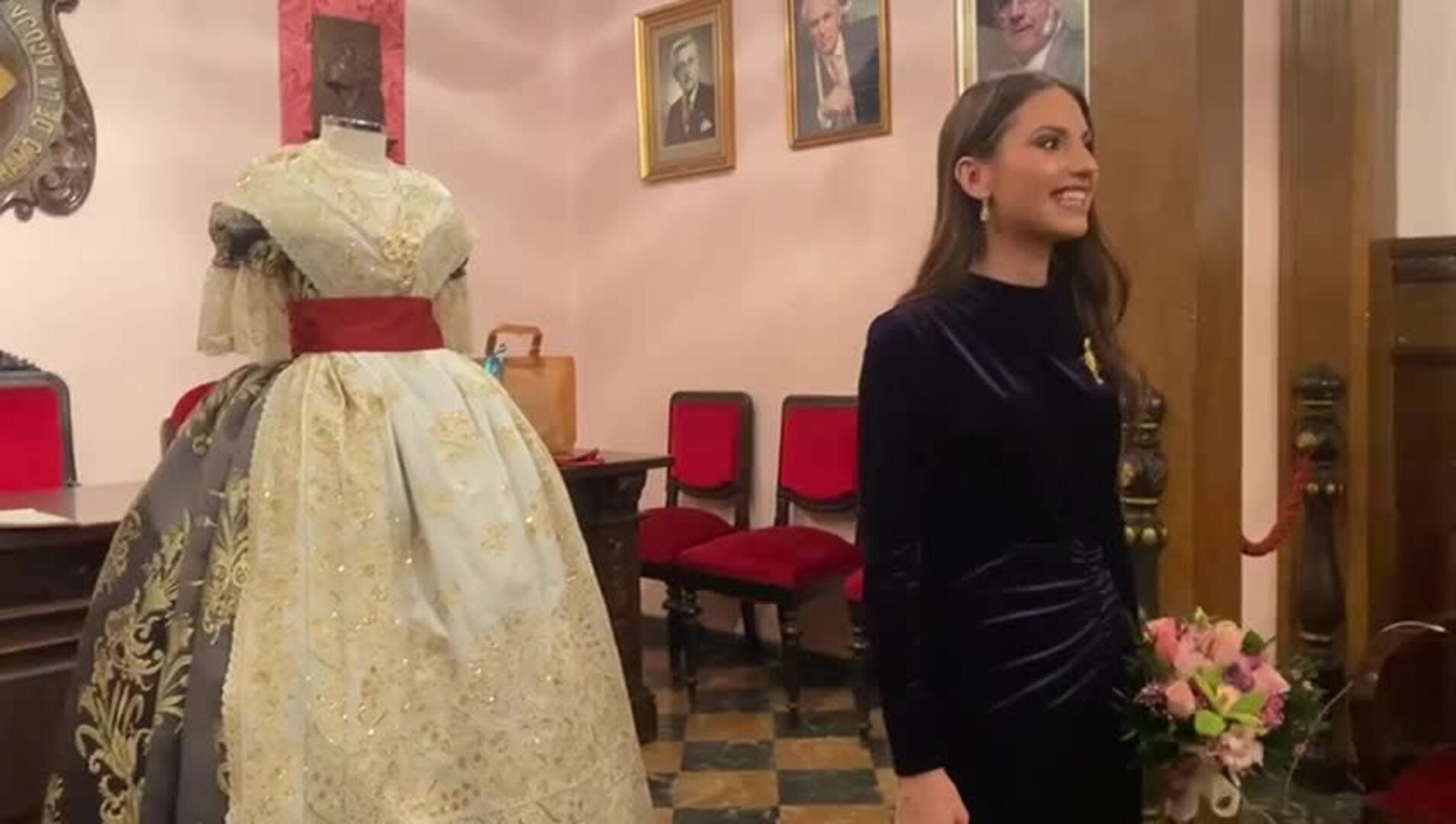 El gremio de sastres y modistas de Valencia regala un traje de valenciana a María Estela Arlandis