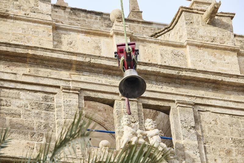 «El Borrego», la campana más grande de Valencia, regresa a su campanario en los Santos Juanes