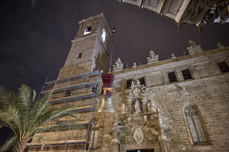 «El Borrego», la campana más grande de Valencia, regresa a su campanario en los Santos Juanes