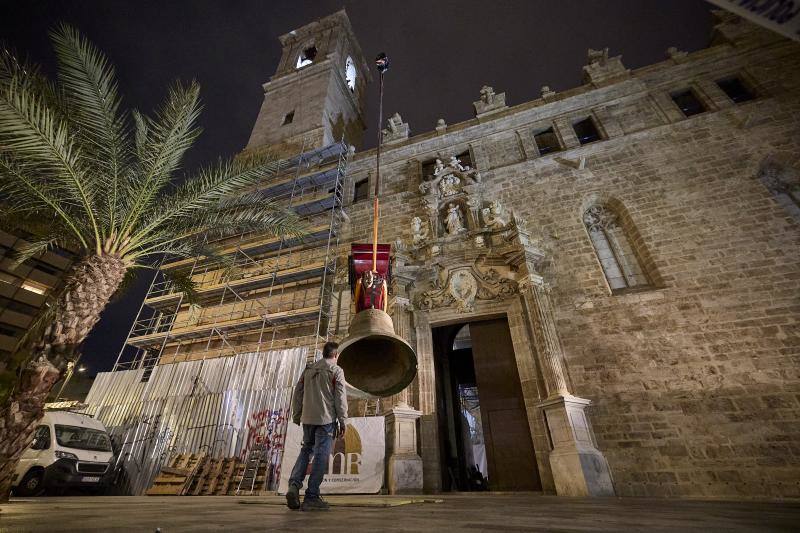 «El Borrego», la campana más grande de Valencia, regresa a su campanario en los Santos Juanes