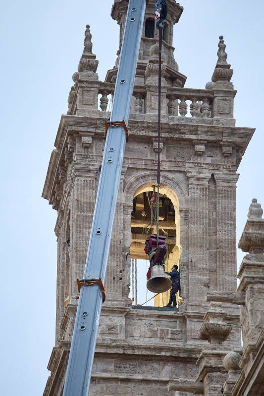 «El Borrego», la campana más grande de Valencia, regresa a su campanario en los Santos Juanes