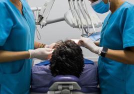 Un paciente recibe tratamiento en una clínica dental.