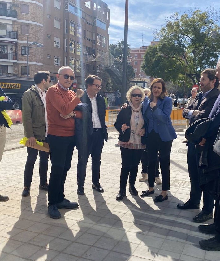 Imagen secundaria 2 - Visita de obras de la alcaldesa de Valencia, María José Catalá, el edil de Urbanismo y la de Deportes, Juan Giner y Rocío Gil, junto a la presidenta vecinal, Casilda Osa.