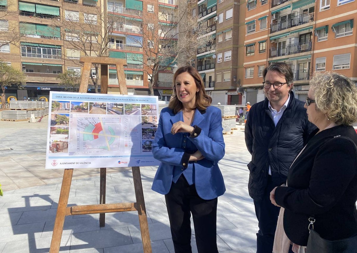 Imagen secundaria 1 - Visita de obras de la alcaldesa de Valencia, María José Catalá, el edil de Urbanismo y la de Deportes, Juan Giner y Rocío Gil, junto a la presidenta vecinal, Casilda Osa.