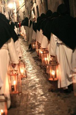 Grupo de penitentes recorren las calles de Toledo durante la procesión del Cristo Redentor en una imagen de archivo